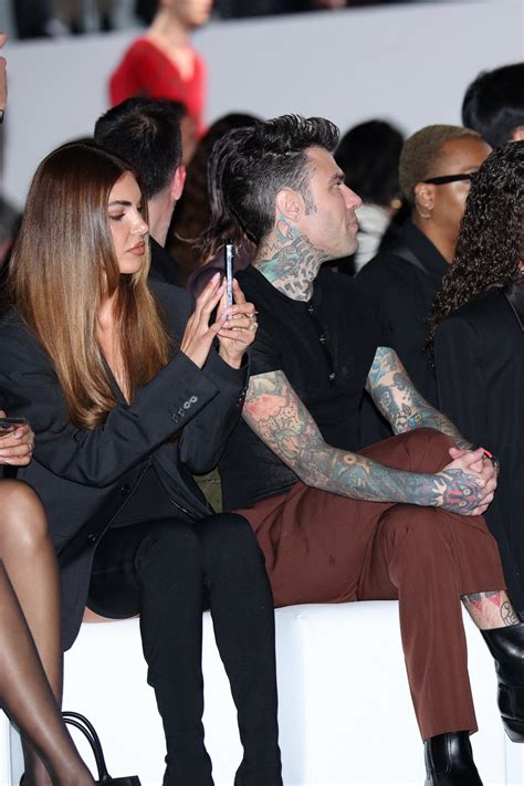 fedez alla sfilata versace|Fedez da solo alla sfilata di Versace a Milano. Chiara non c'è.